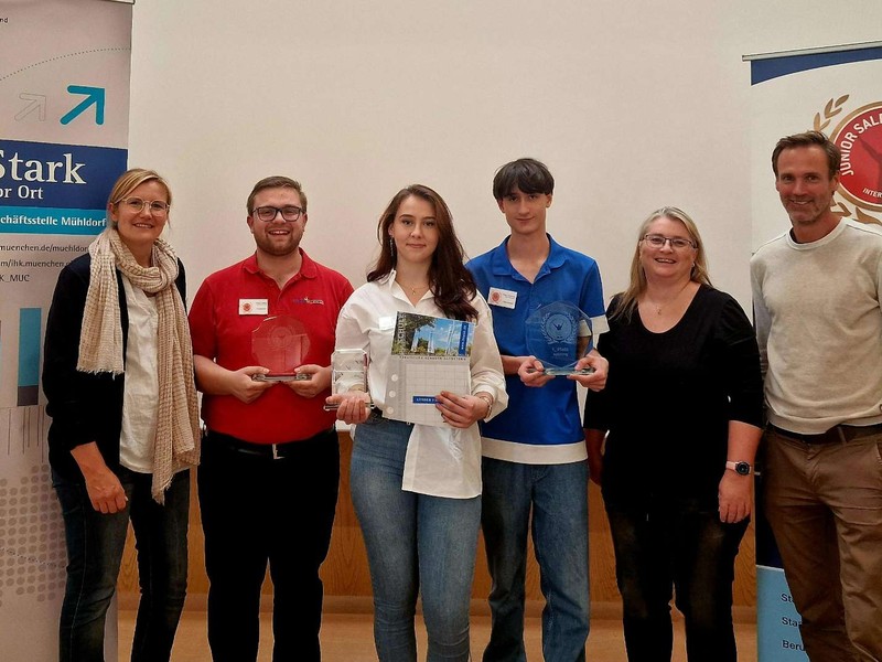 Gruppenfoto der Teilnehmenden am Junior Sales Contest 2026 vor dem IHK-Banner
